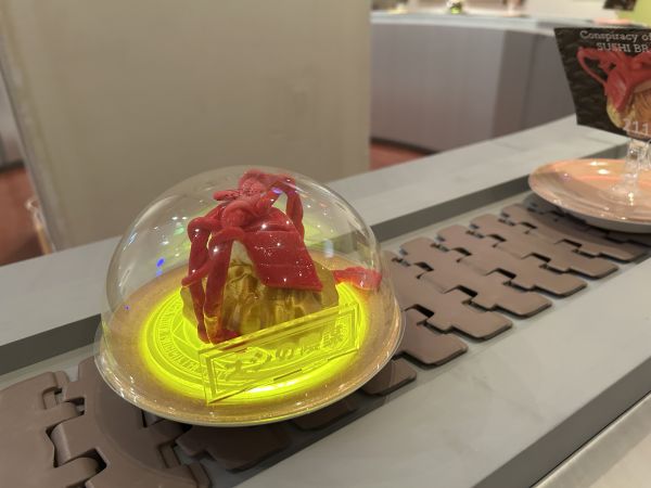 「スシの陰謀　SUSHI BRAIN（スシ・ブレーン、2110年）」。寿司ネタから触手のようなものが飛び出しています