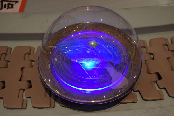 青く光るすし「ゲノム編集寿司　人工マグロ（2030年）」