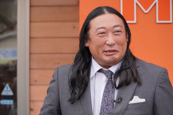 ひたすら言葉を連ねてわびる秋山竜次さん＝2023年1月、松山市梅津寺町、戸田拓撮影