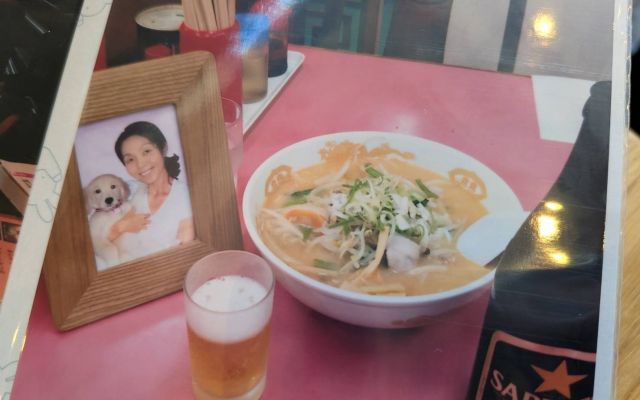 恭子さんとはなの死後、板さんはどこに行くにも2人の写真を連れて行った