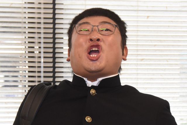 中学生応援部長に扮したロバートの秋山竜次＝2022年7月、大久保直樹撮影