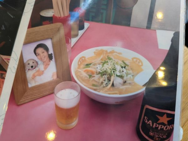 恭子さんとはなの死後、板さんはどこに行くにも2人の写真を連れて行った