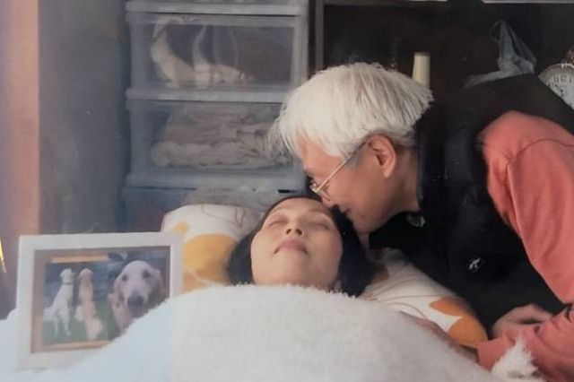 恭子さんに体を寄せる板さん