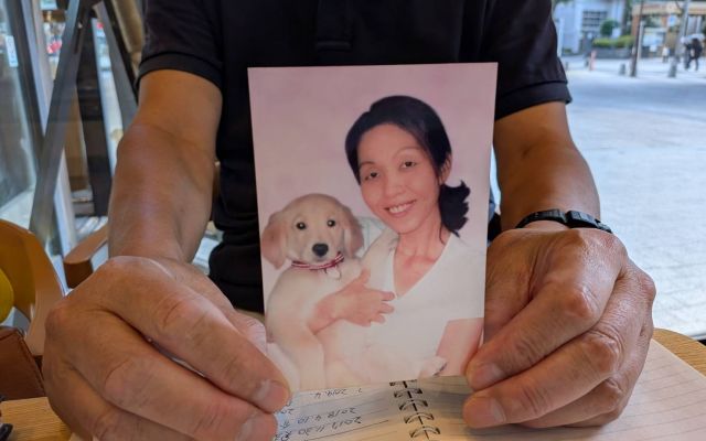 恭子さんとはなと写真を持ってインタビューを受けた板さん