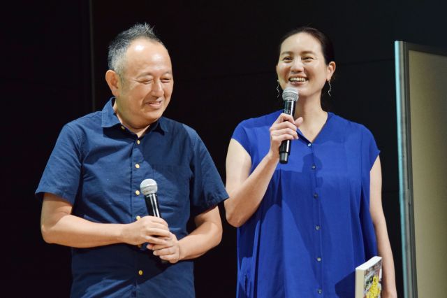 ABCテレビドラマ『こんばんは、朝山家です。』の制作発表会見に登壇した足立夫妻