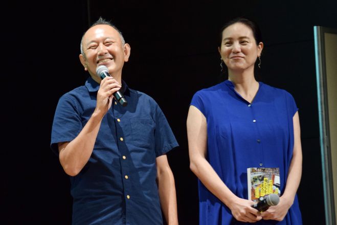 足立紳さん（左）、晃子さん夫妻