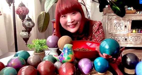 カラフルな泥だんごと典子さん