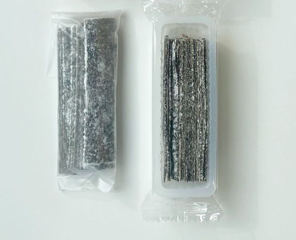 内部包装が変わる前の都こんぶ。ボトムシール袋（左）とトレー＋ピロー包装