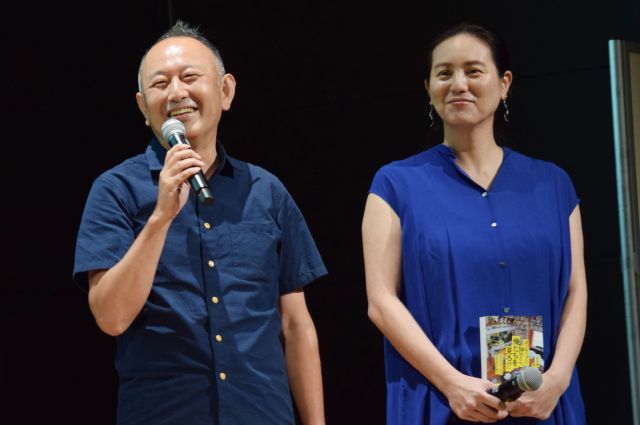ABCテレビドラマ『こんばんは、朝山家です。』の制作発表会見に登壇した足立夫妻