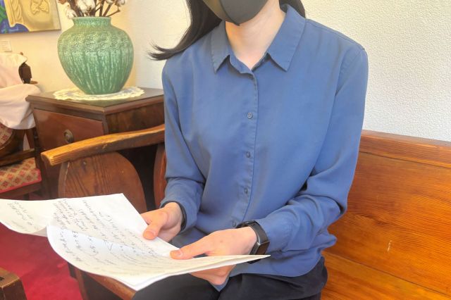 幼い頃からの家庭や自身の状況について話す女性＝朝日新聞社