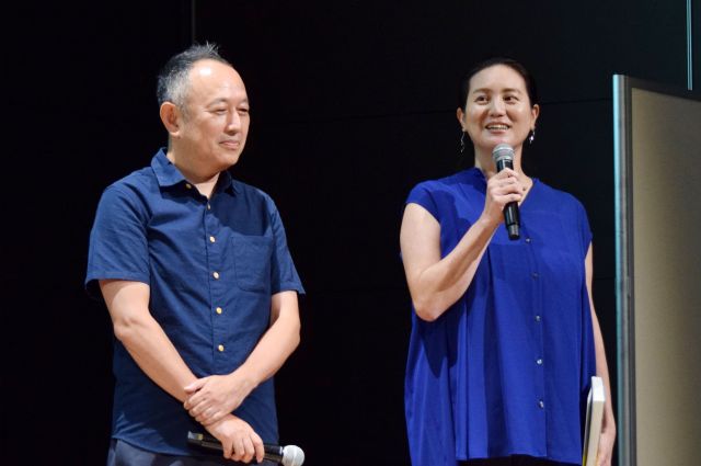 ABCテレビドラマ『こんばんは、朝山家です。』の制作発表会見に登壇した足立夫妻