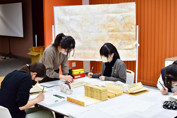 大般若経を調査する学生たち