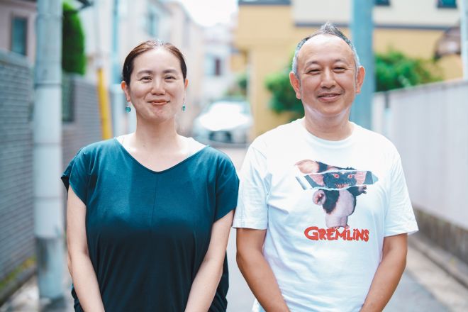 足立紳さん（右）、晃子さん夫妻