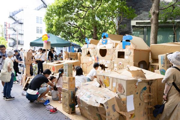 昨年は手作りの段ボール迷路も登場