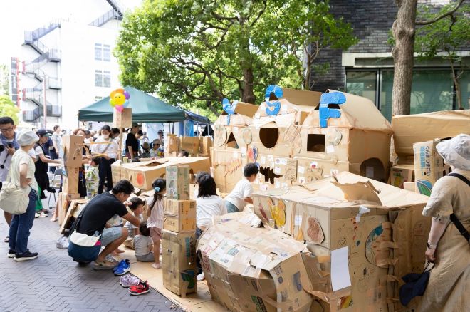 昨年は手作りの段ボール迷路も登場
