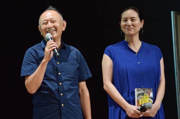 脚本家の足立紳さん(左)と、妻の晃子さん
