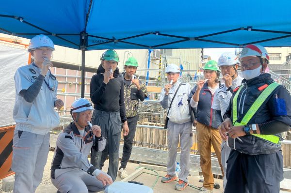 「ゼネコンがつくったしおゼリー」を食べる現場の作業員