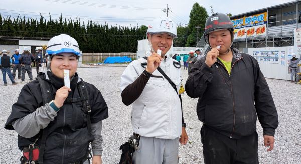 「ゼネコンがつくったしおゼリー」を食べる現場の作業員