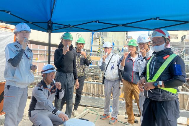 しおゼリーを食べる現場の作業員