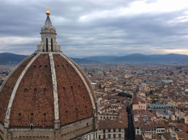 日の出前に起きて、イタリア・フィレンツェの大聖堂に登りました。自分の思い通りに行動できるのも、ひとり旅のよさです＝2016年、水野梓撮影