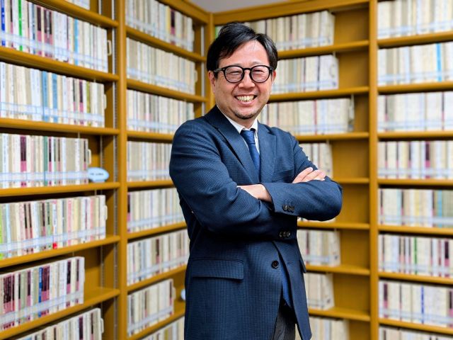 駒沢女子大学観光文化学部の鮫島卓教授。学生の初の海外旅行にアドバイスをするなどサポートもしています