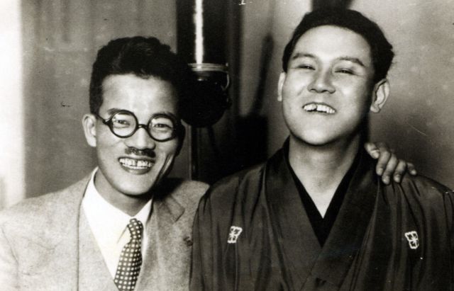 「しゃべくり漫才」の祖といわれる横山エンタツ（左）と花菱アチャコ。大阪弁での会話がラジオを通じて全国に広まった