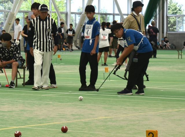 ショットを打つ選手
