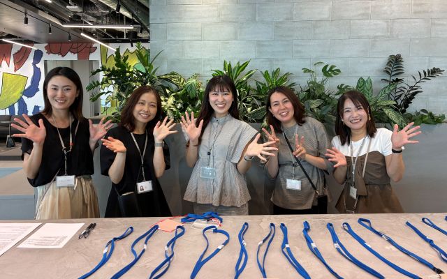 ママパパ応援部のイベント運営を担当した社員たち。中央が部長の牧野かれんさん