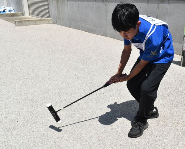 素振りをする開成学園ゲートボール部のメンバー