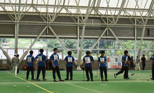 試合に臨む開成学園ゲートボール部のメンバー
