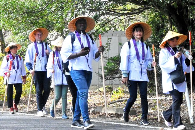 談笑しながら遍路道を歩く参加者＝2023年、高松市中山町、土居恭子撮影