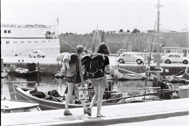 バックパッカーの観光客=1973年、ギリシャ・クレタ島、福永友保撮影