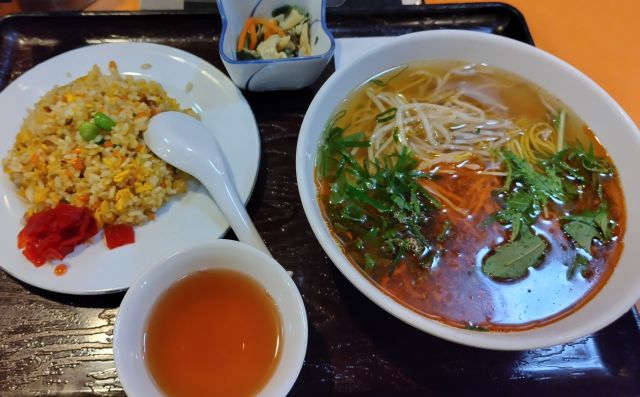 ラーメンと半チャーハン