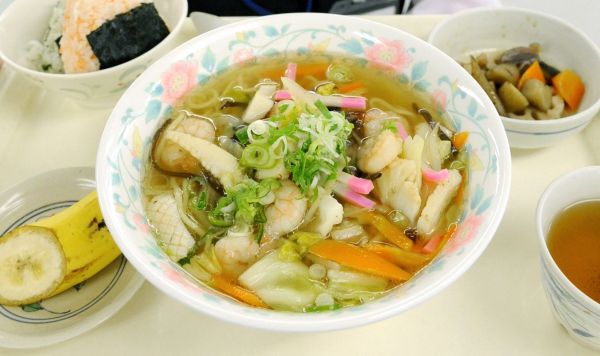 健康のためには、食生活全体のバランスが大切です。ラーメンを食べるとき、野菜やトッピングで栄養バランスを整えることも有効です