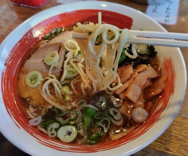 日本の国民食であるラーメン。健康に楽しむためには、食べ過ぎず、バランスの良い食生活をすることが必要だと指摘しています