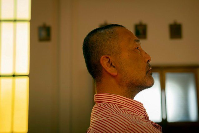 毎朝通う教会の礼拝堂で、ミサの始まりを待つ前川彰司さん=2025年6月5日午前7時14分、福井市、伊藤進之介撮影