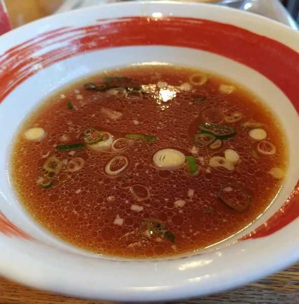 つい飲み干したくなるおいしいスープ。しかし、健康を維持しながらラーメンを楽しむには、スープは残すべきだと研究グループは指摘しています