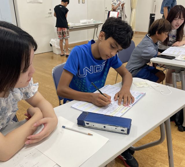 夏休みを利用した学生ボランティアの姿も目立った