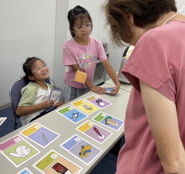 魏さんの娘たちは日本語に慣れるため「カルタ」で勉強