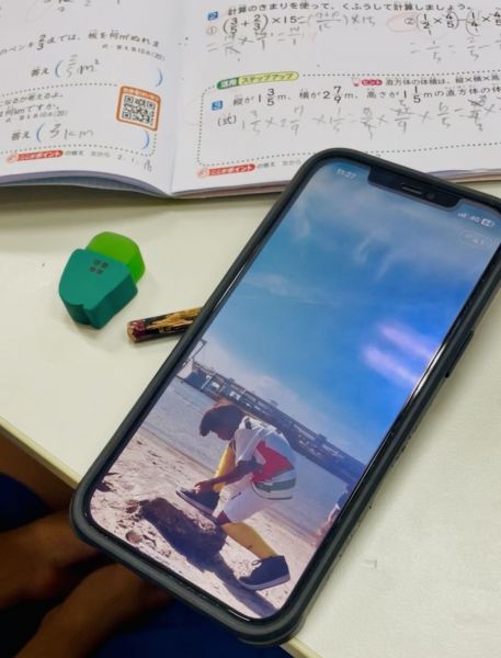 ネパール出身の男の子2人はお台場に行って、故郷にない海を背景におしゃれな写真を撮った