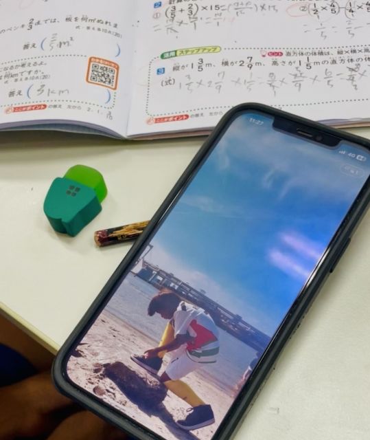 海と空を背景に、二人で写真をとりあった
