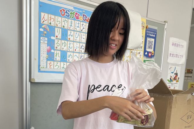 夏休みも日本語の勉強に通う子どもたちへ、おやつを渡そうと準備する宮城あみさん
