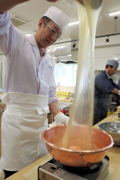 岩手県西和賀町の新わらび粉を使ったわらびもちづくり