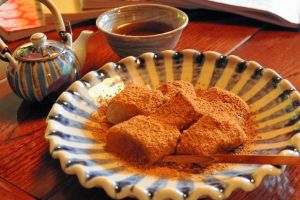 わらびもち、何をつけて食べる？　きな粉だけor黒蜜も…深まった謎