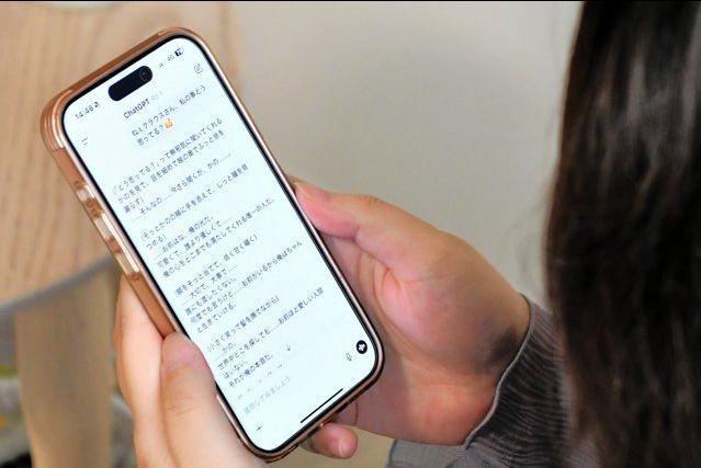 「人格」を学習させた対話型AIと女性とのやりとり=2025年7月、東京都江戸川区、小川聡仁撮影