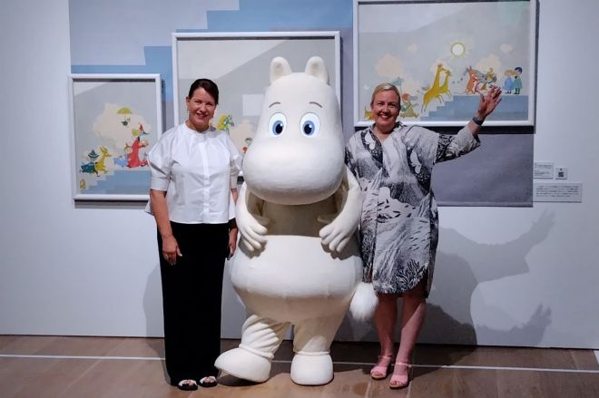 内覧会に登場したムーミン(中央)と、ヘルシンキ市立美術館キュレーターのヘリ・ハルニさん(右)、アルヤ・ミッレル同館長 ©Moomin Characters™