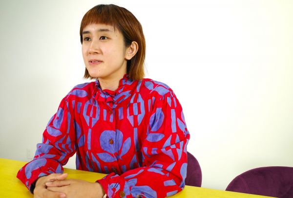 「少し前から芸人の仕事が増えてきていて、嬉しい反面、バイトの日程をきちんと確保できなくなり、本当に申し訳ない気持ちでした」と振り返る王坂さん＝筆者撮影