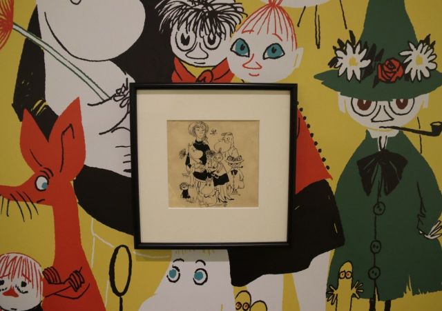 「トーベとムーミン展」に展示されている「ムーミンたちとの自画像」（1952年）＝森アーツセンターギャラリー ©Moomin Characters™