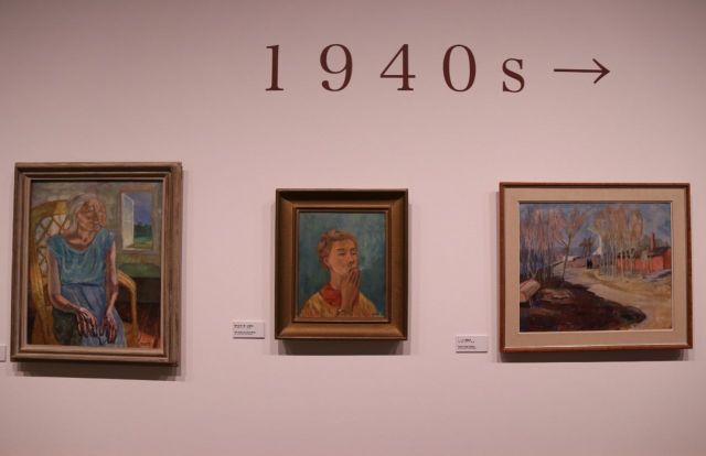 「煙草を吸う娘（自画像）」（1940年、中央）をはじめ、会場には多数の油彩が展示されている＝森アーツセンターギャラリー　©Tove Jansson Estate