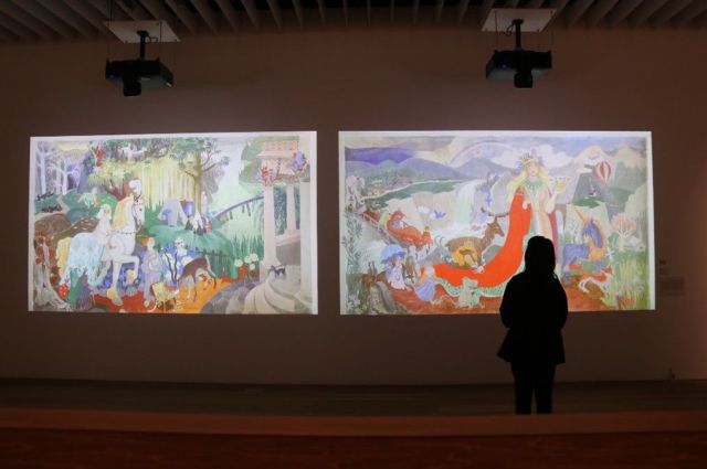 「フェアリーテイル・パノラマ」の原寸大映像。木炭スケッチから徐々に彩色されてゆき、生きものたちが楽しげに動く演出だ＝森アーツセンターギャラリー　©Moomin Characters™　